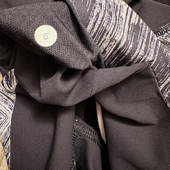 lululemon athletica Black & White Patterned High-Rise Capri Leggings - Picture 5 of 6